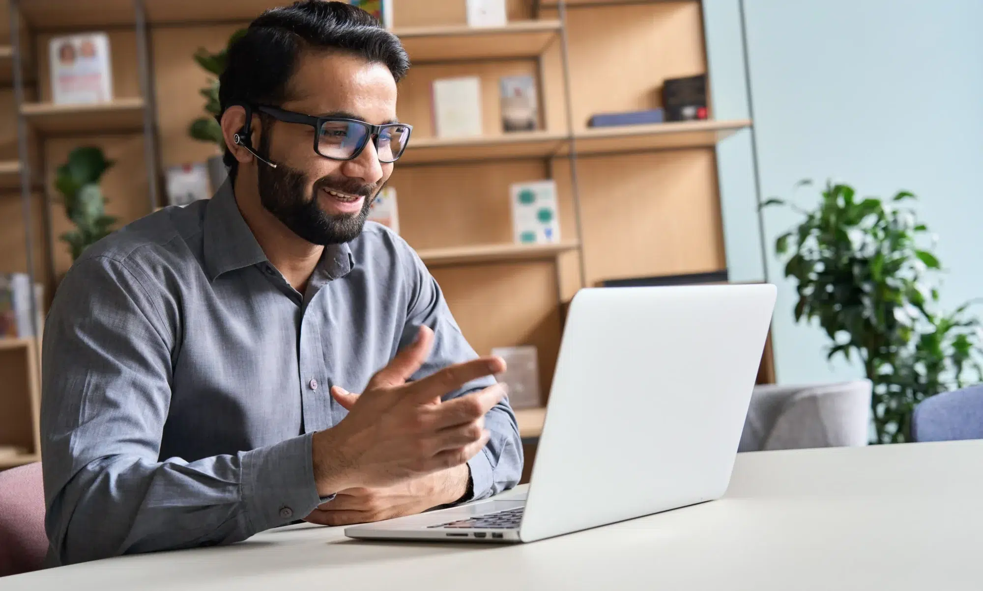 Telecom representative having an online meeting