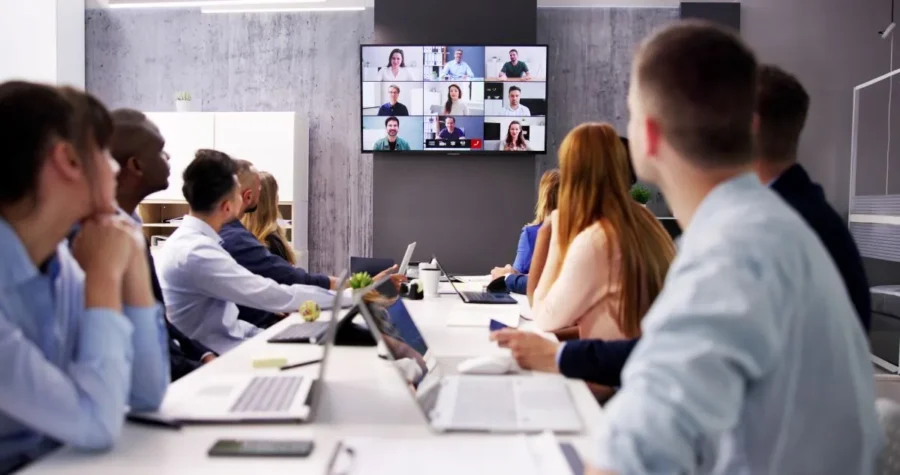 Team meeting about connectivity and network transformation
