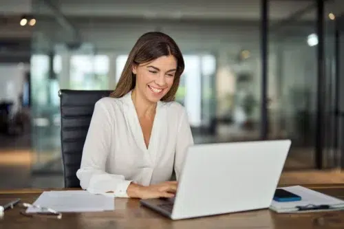 Woman working on vendor management and best practices on SaaS renewal